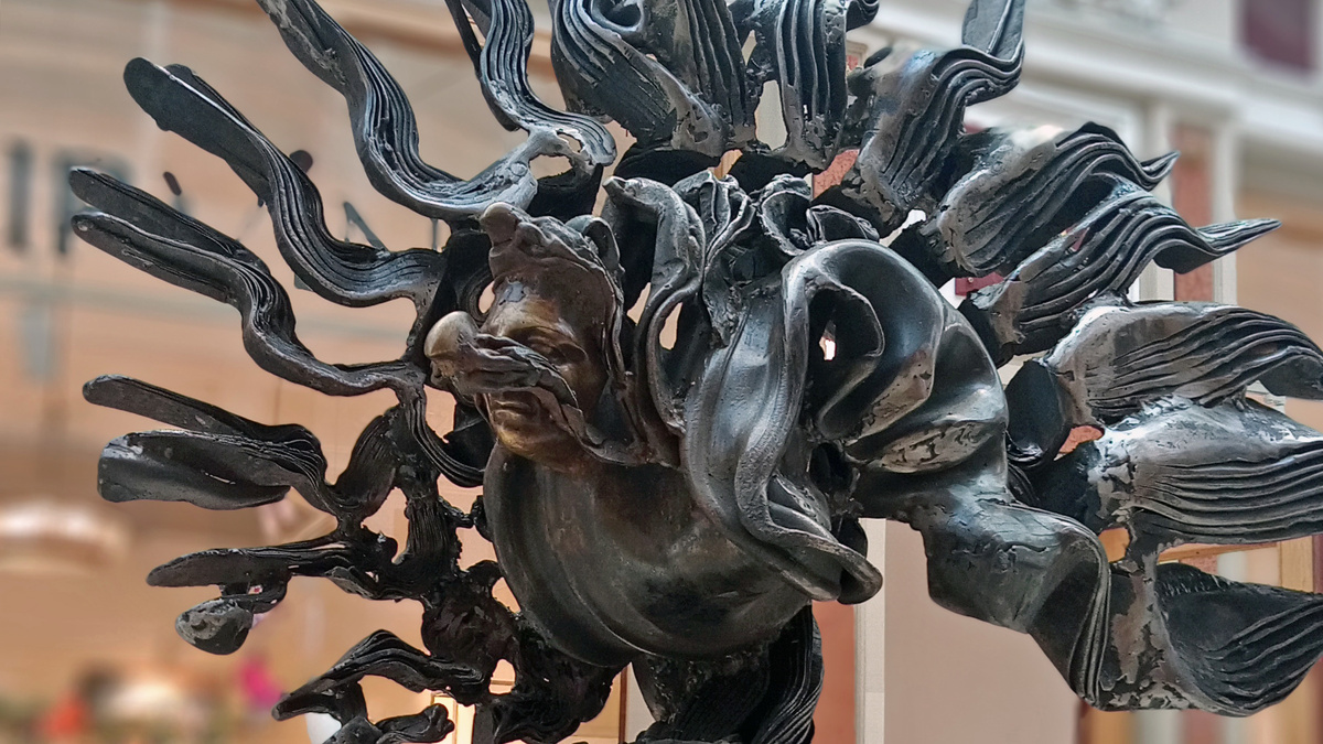 Художественная скульптура в торговом центре (фото автора). "Дух Аннапурны", скульптор Сергей Кондрашкин