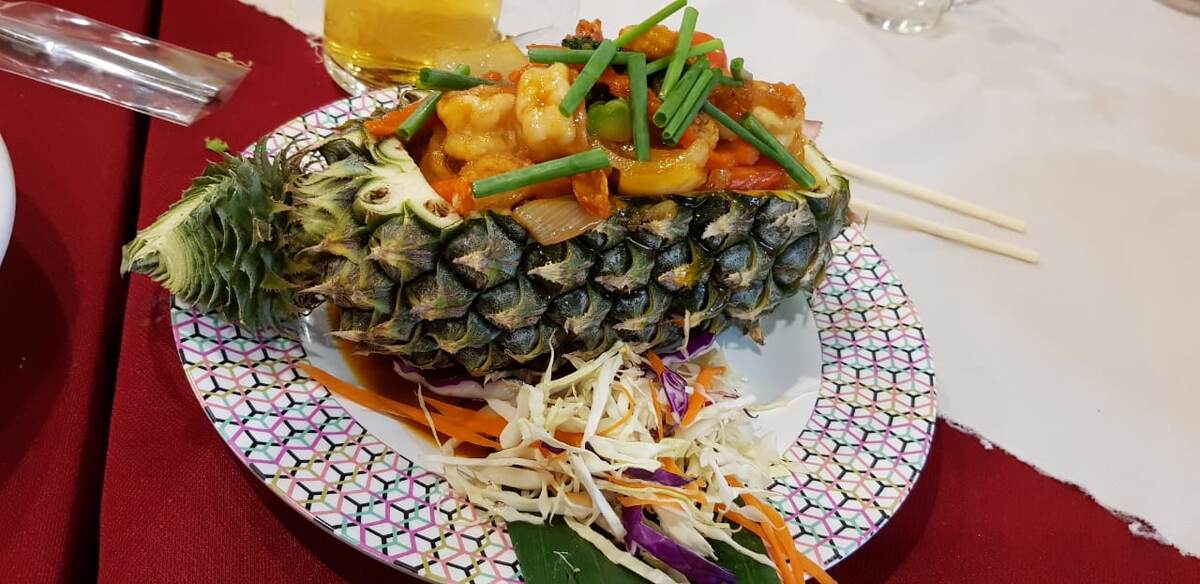 Креветки с рисом в ананасе