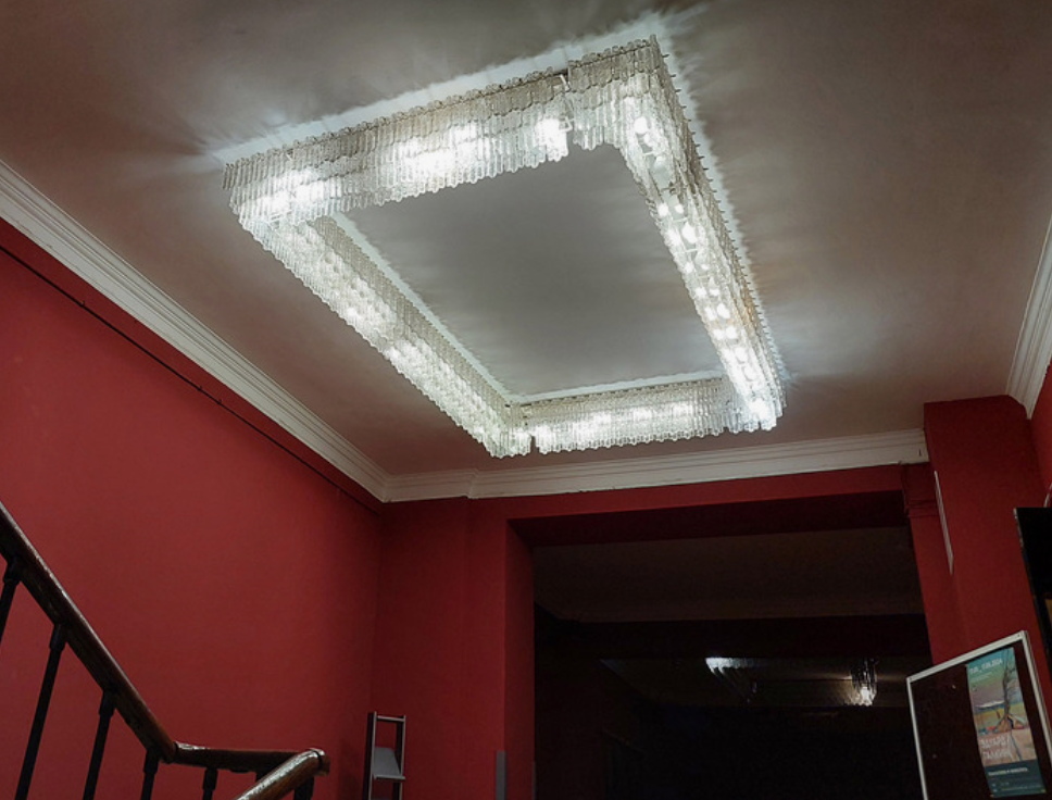 Та самая люстра ещё в Доме Кино.