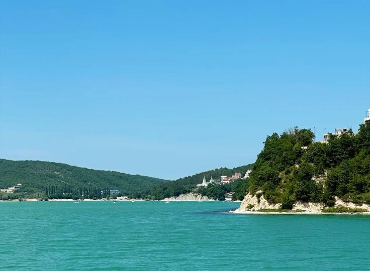 Большинство на набережной с селфи-палками, я на склоне в тишине: куда на самом деле стоит идти в Абрау-Дюрсо.