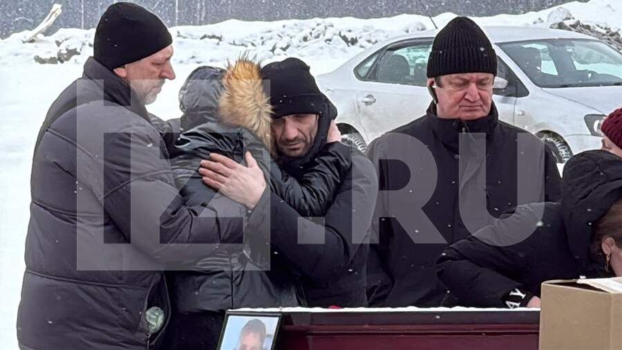 Мать убитого девятилетнего Паши попросила прощения на коленях у его гроба