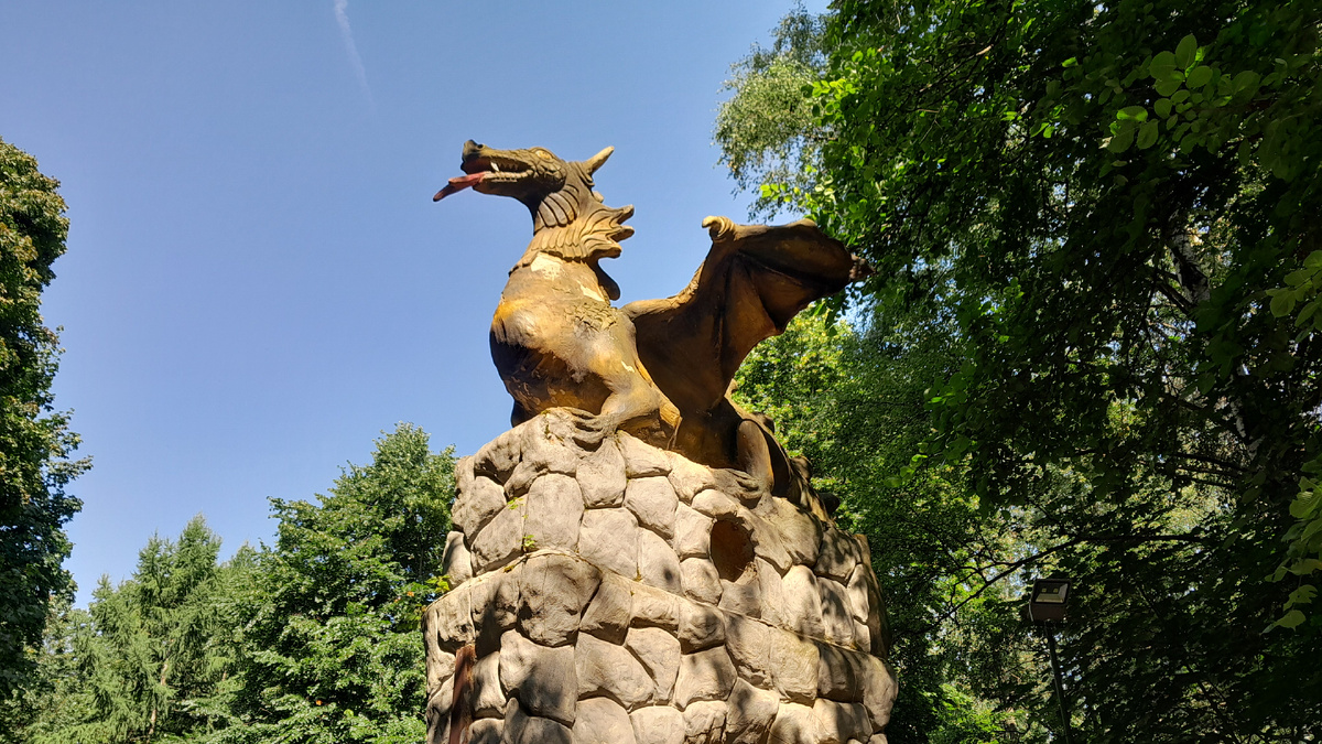 И превращаться в огнедышащего дракона тоже