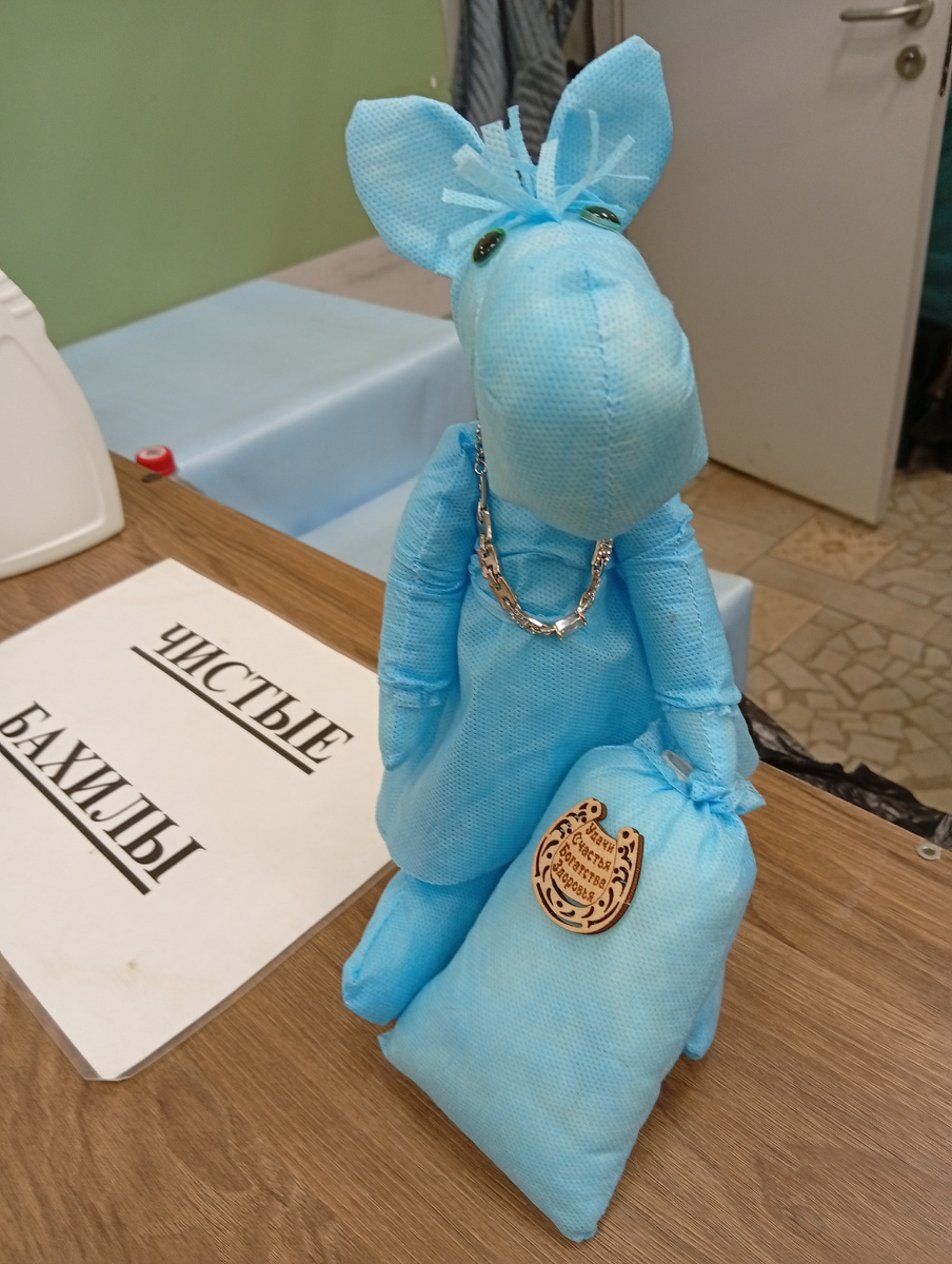 Вот такое чудо стоит в раздевалке онкодиспансера, я попросила сыоионрафировать🤗Сшито из одноразовой простынки