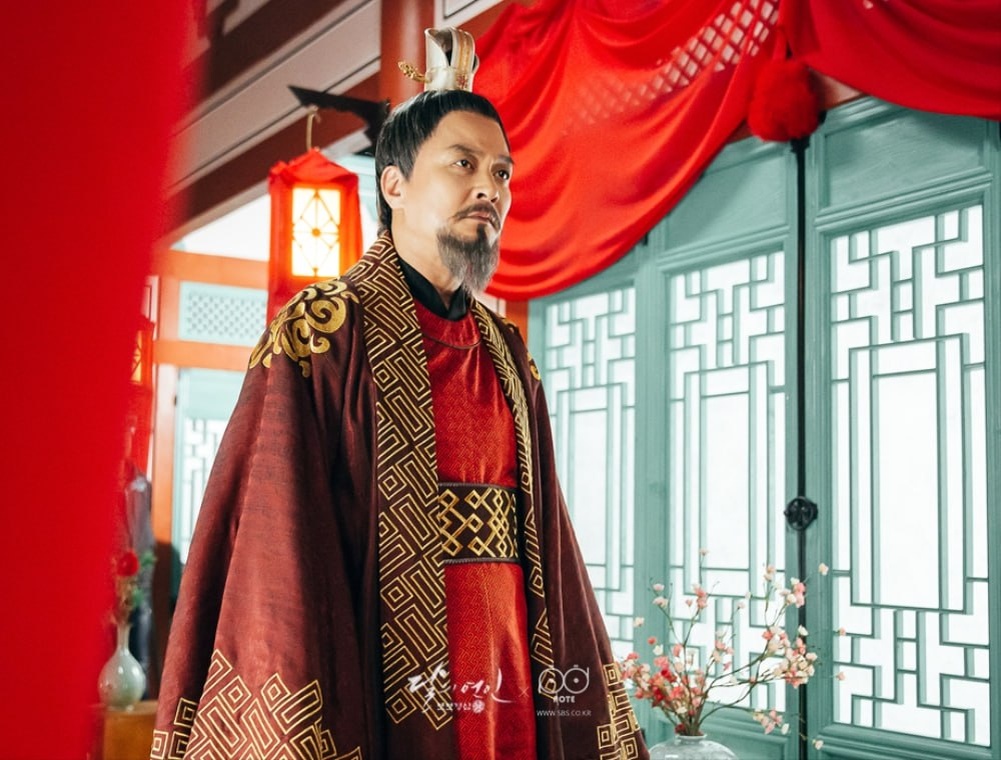 Серийный жених на выданье в алом гонрепо с орнаментом меандр, который обозначает бесконечность  власти  