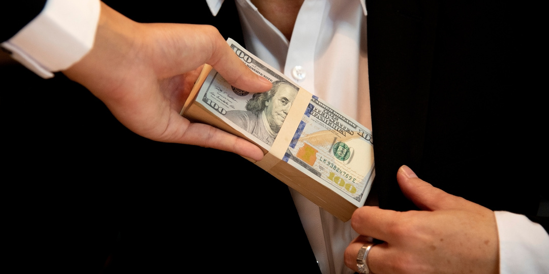 Чиновники, оказывается, нищенствуют. А Греф - беспокоится за них. Блондинка еле переварила эту новость