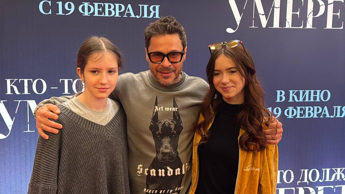    Павел Деревянко с дочкамиФото VOICE