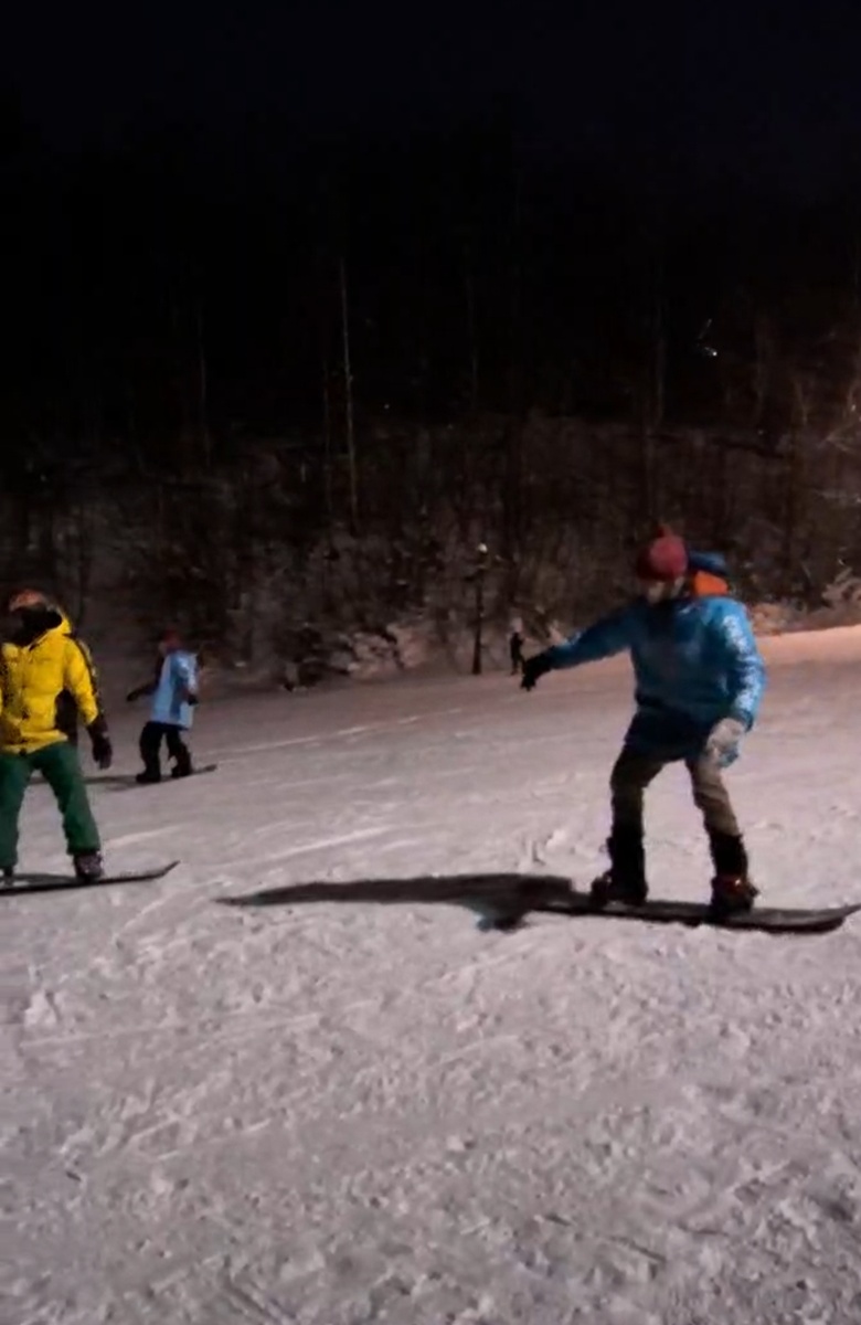 Курьеры после работы выползли на склон покататься на сноубордах))