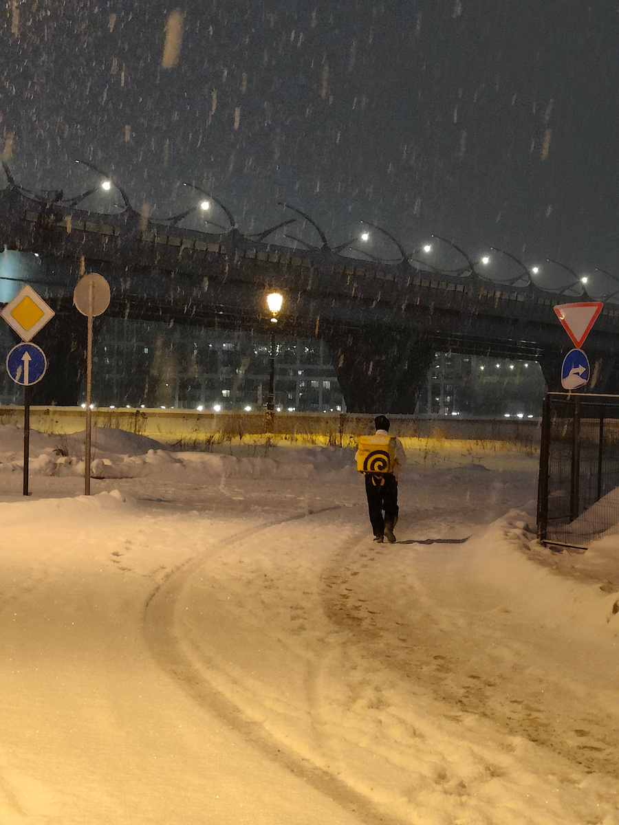 Курьер в ночи идет по крестовскому))