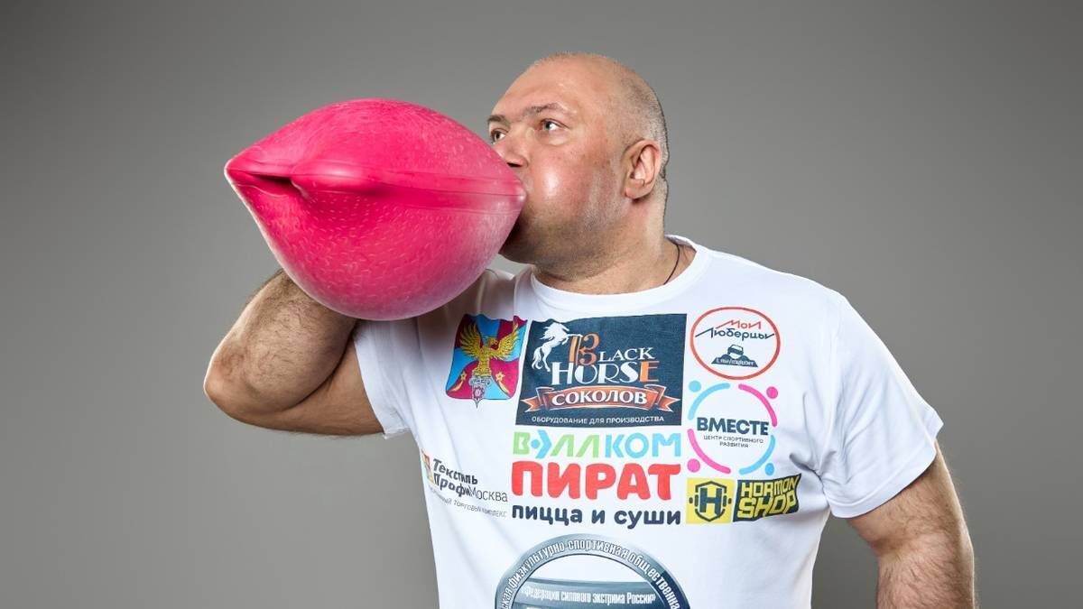    Вице-президент Федерации силового экстрима России, рекордсмен мира Сергей Агаджанян надувает грелку / Фото: Личный архив