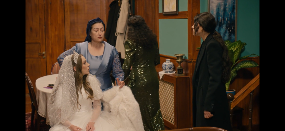 Стоп кадр из сериала «Это море переполнится»