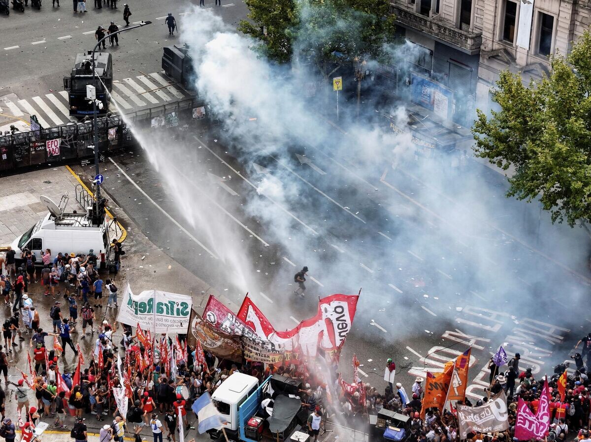    Полиция использует водометы во время протеста в центре Буэнос-Айреса | © REUTERS / Martin Cossarini
