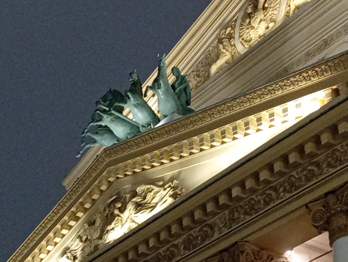 Квадрига во главе с Аполлоном (все фото автора от 11 февраля)