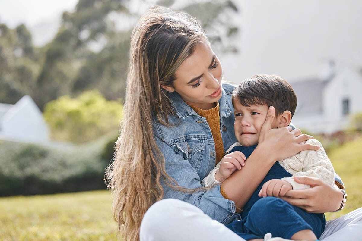 Почему ребенок ведет себя плохо с мамой и папой, а с другими хорошо? Возможно, он проверяет границы. Источник: PeopleImages / Shutterstock / FOTODOM📷
