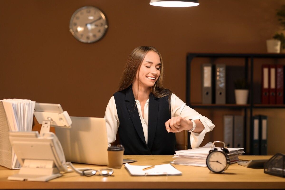 Несколько раз в году работу можно закончить на час раньше. Источник: Pixel-Shot / Shutterstock / FOTODOM📷
