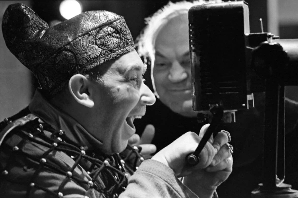    Московский театр драмы и комедии на Таганке. Сцена из спектакля «Жизнь Галилея» по пьесе Бертольта Брехта, в постановке Юрия Любимова. В роли Дожа — артист Готлиб Ронинсон.