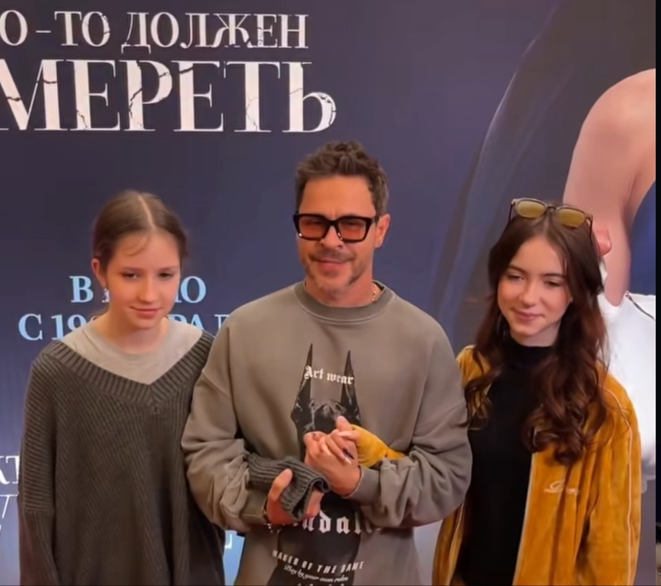 Павел Деревянко с дочерьми