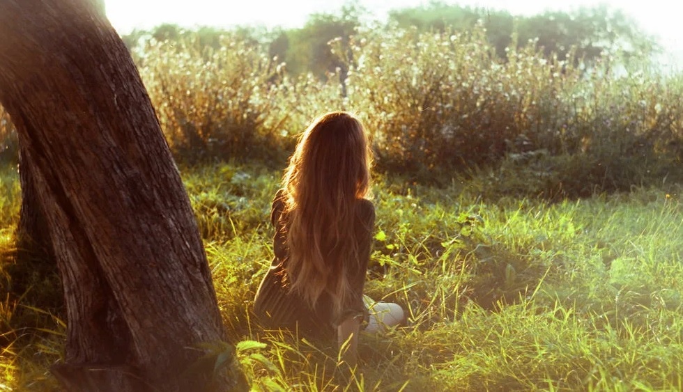 девушка в лесу под деревом