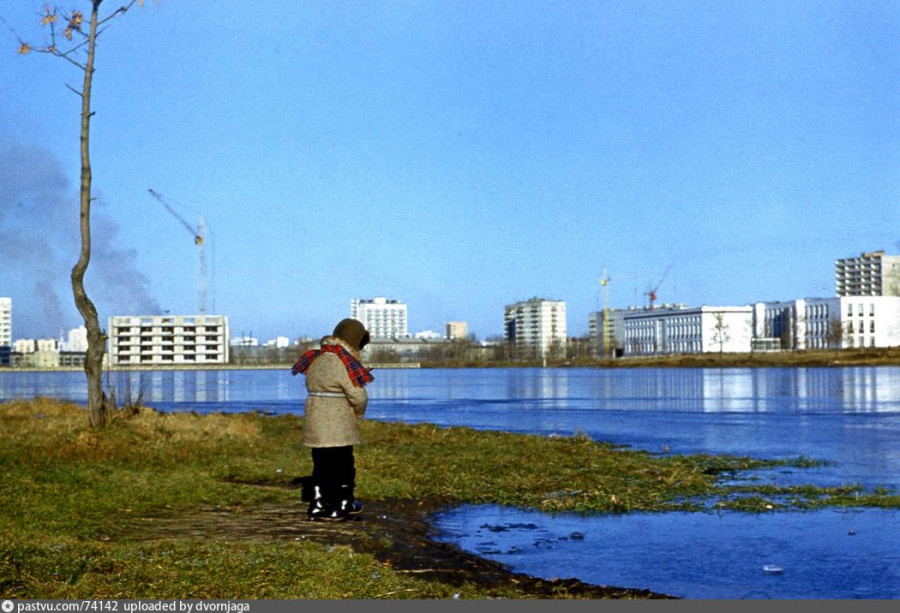 Справа здание школы 727