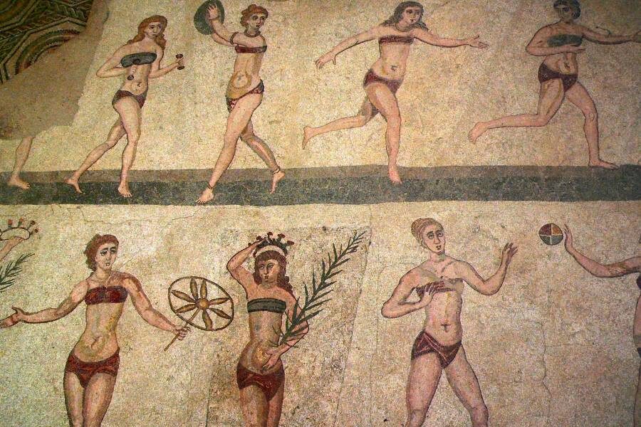 Мозаика с девушками в бикини, вилла «Романа дель Казале», Италия. \ Фото: images.interestingengineering.com.