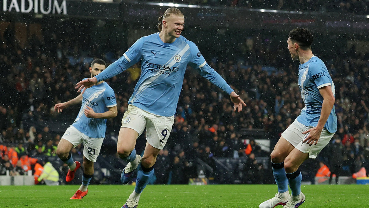    Эрлин Холанн (слева) после гола. Reuters