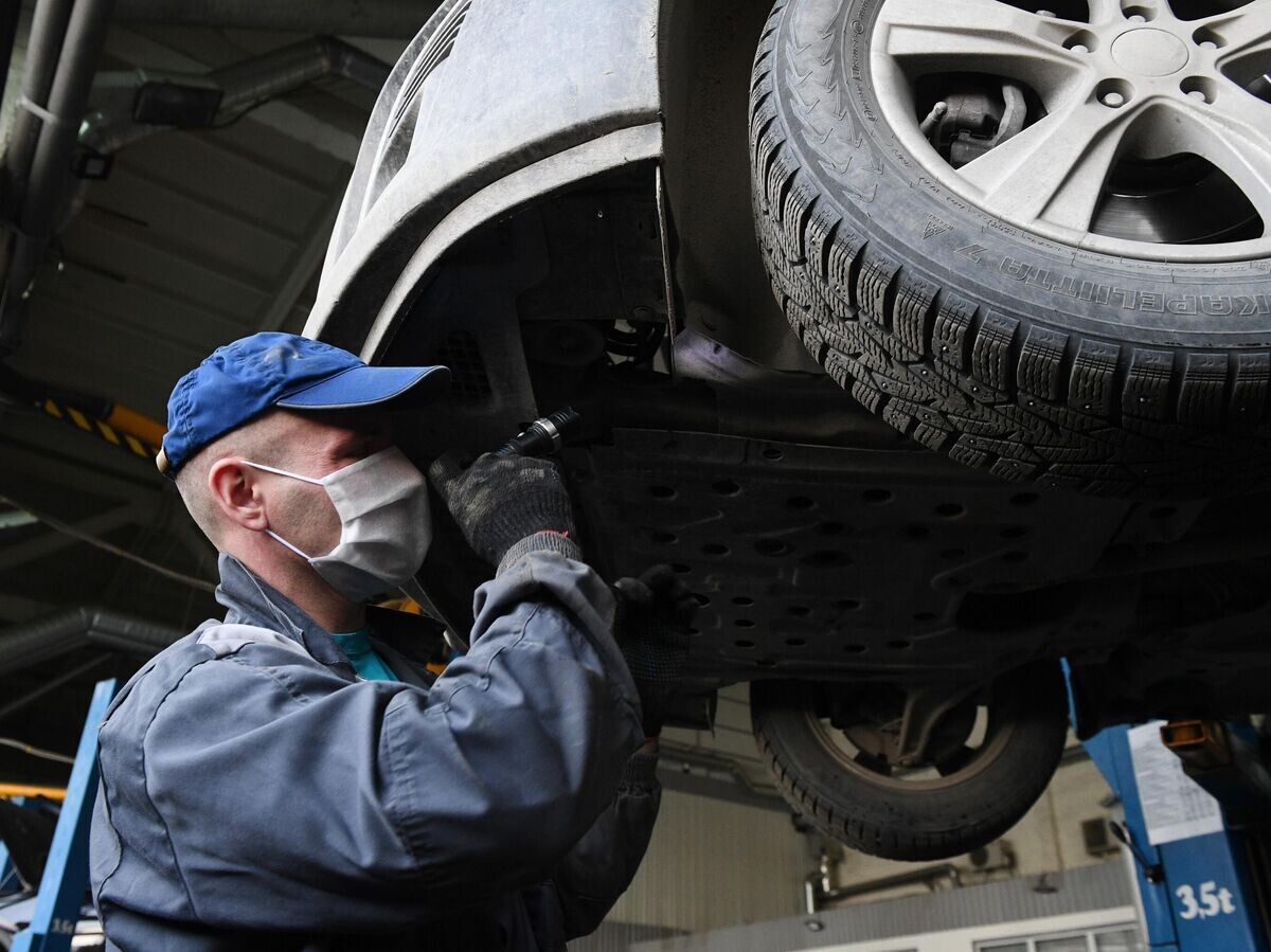    Ремонт автомобиля в сервисной зоне в одном из автосалонов | © РИА Новости / Александр Кряжев