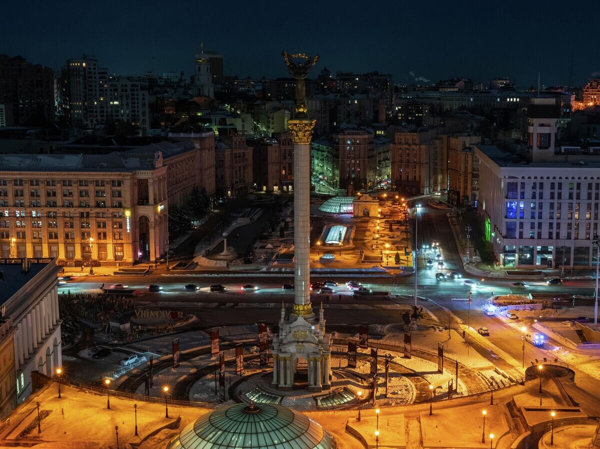    Площадь Независимости в Киеве во время отключения света | © AP Photo / Vladyslav Musiienko