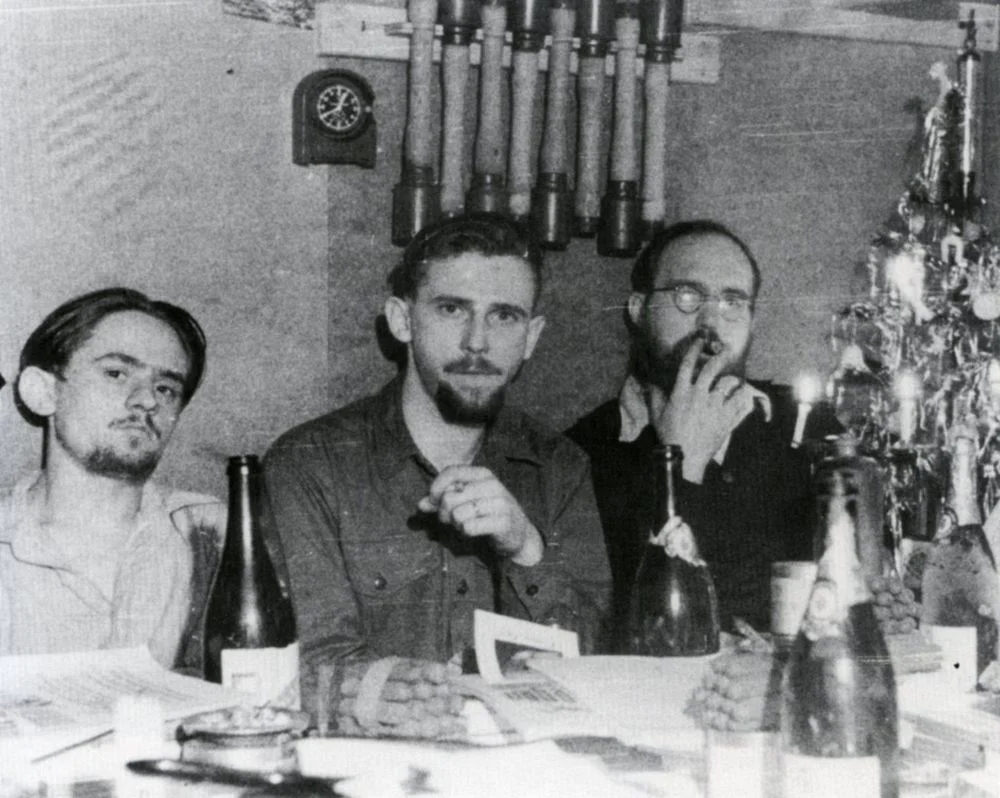 Команда метеорологов отмечает рождество в 1944 году