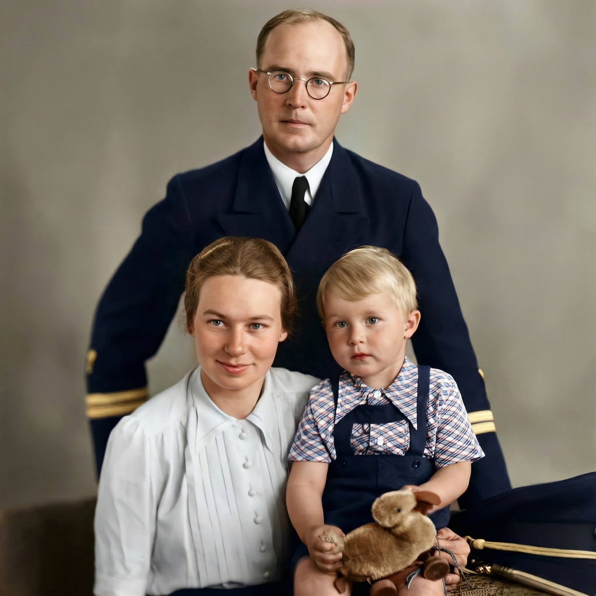 Деге в мирное время с женой и сыном