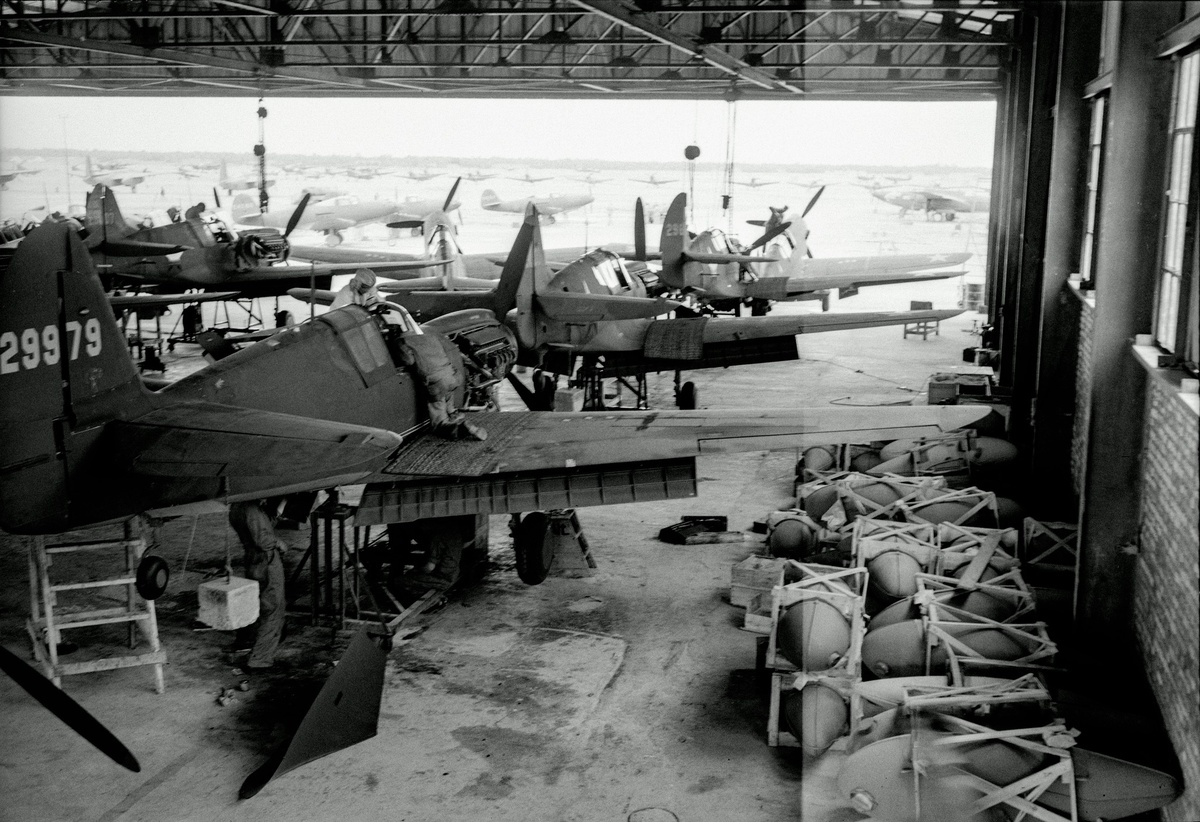 Цех по сборке американских истребителей P-40, поставлявшихся в СССР по ленд-лизу, в Иране. На улице видны другие самолеты: истребители P-39 «Аэрокобра» и бомбардировщики A-20.