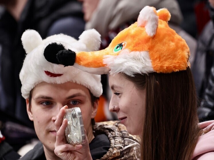     Болельщики "Металлурга" и "Трактора" поддерживают свои команды в каждом матче. Фото Юлии Боровиковой ("Вечерний Челябинск")