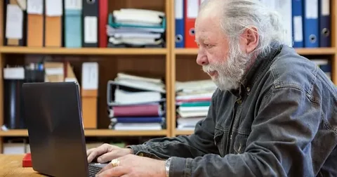 Пенсионер пытается вычислить размер своей пенсии. Инет