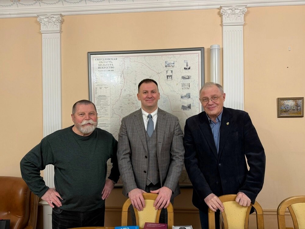    Слева направо: писатель Арсен Титов, областной министр культуры Илья Марков и писатель Александр Кердан. Фото: предоставлено героями публикации.