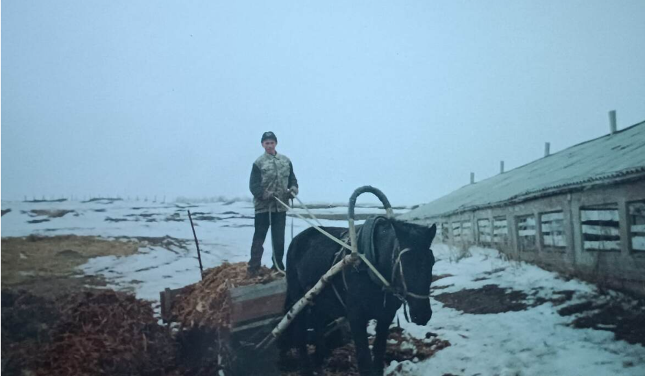 деверь, ныне уже покойный, в те годы