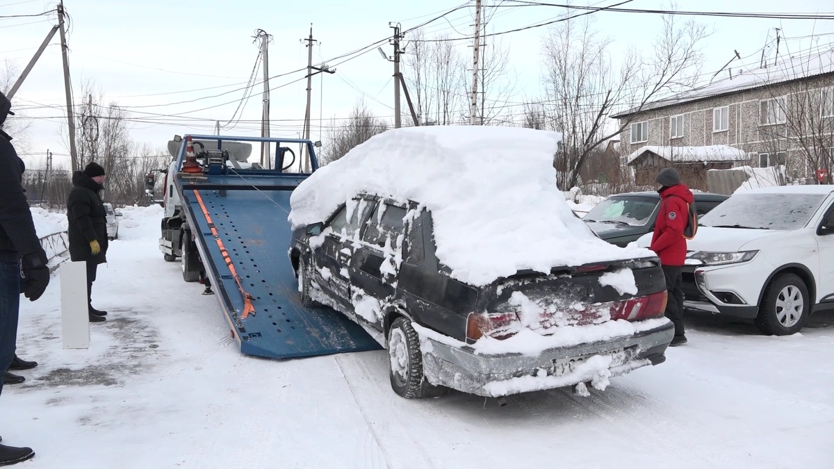    В Пыть-Яхе вывозят автохлам из дворов