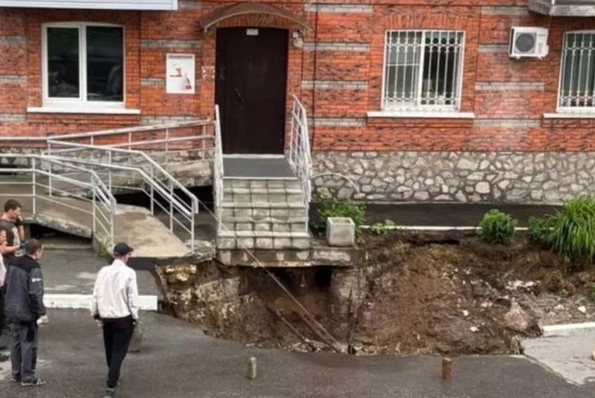    В Хабаровске поменяли ливнёвку возле дома, где провалился вход в подъезд