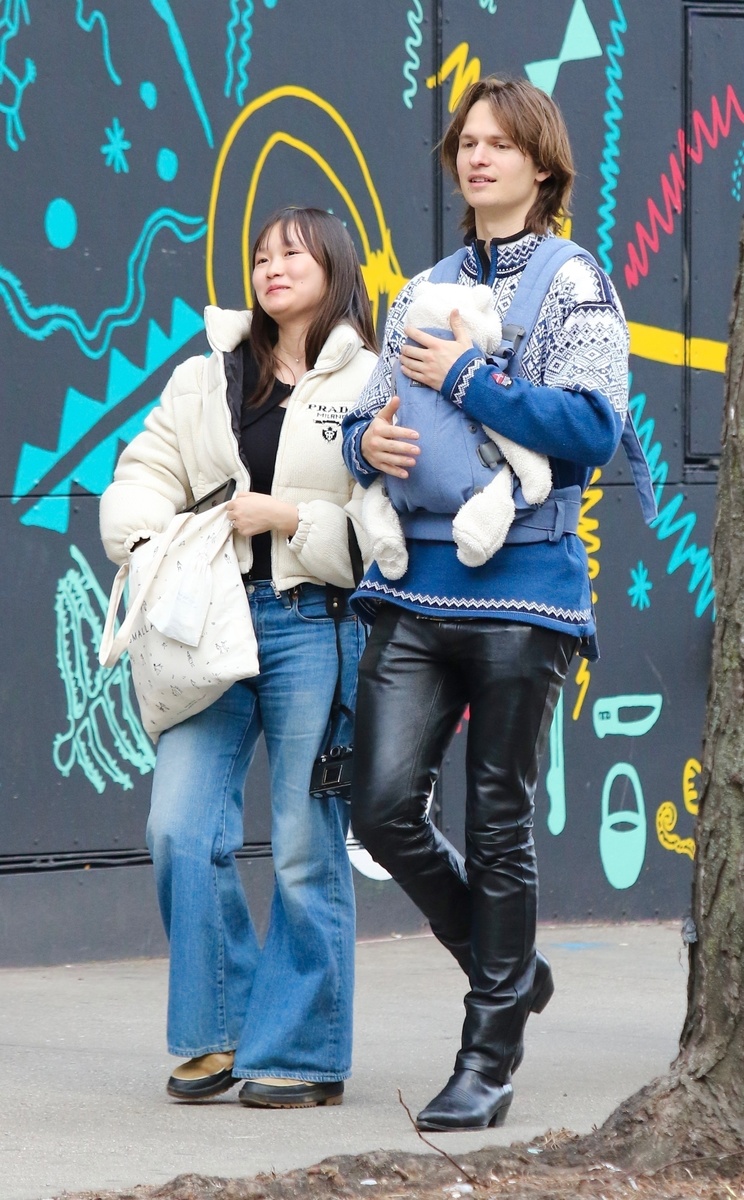    Энсел Элгорт с возлюбленной и ребенком на прогулкеLegion-Media