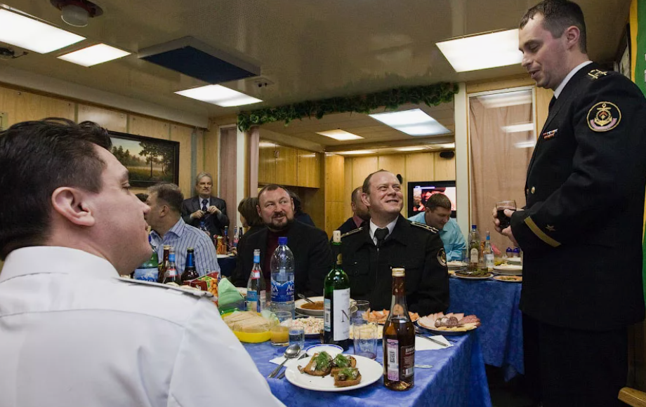 Товарищи офицеры что-то отмечают.  Фото: drugoi.livejournal.com