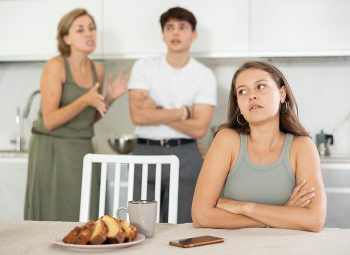 Конец года Змеи 2025: почему всем вокруг так плохо в феврале 2026. Фото © Shutterstock / FOTODOM / BearFotos