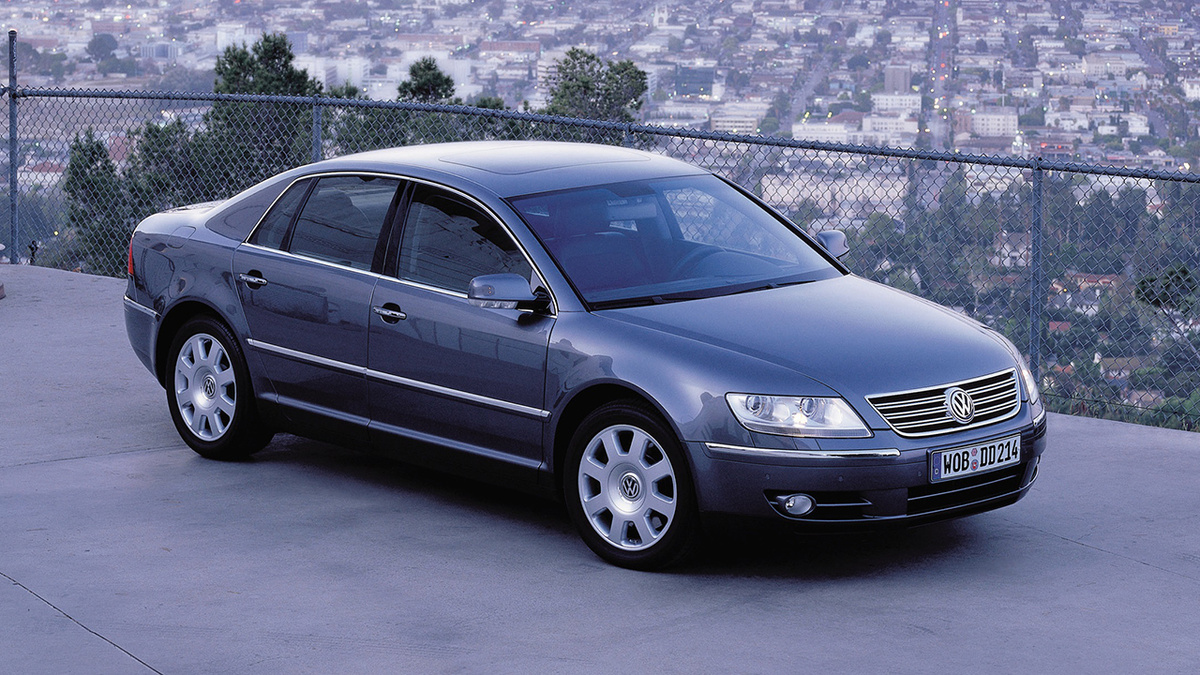 Внешность серийного Phaeton была довольно скромной и во многом повторяла Passat B5