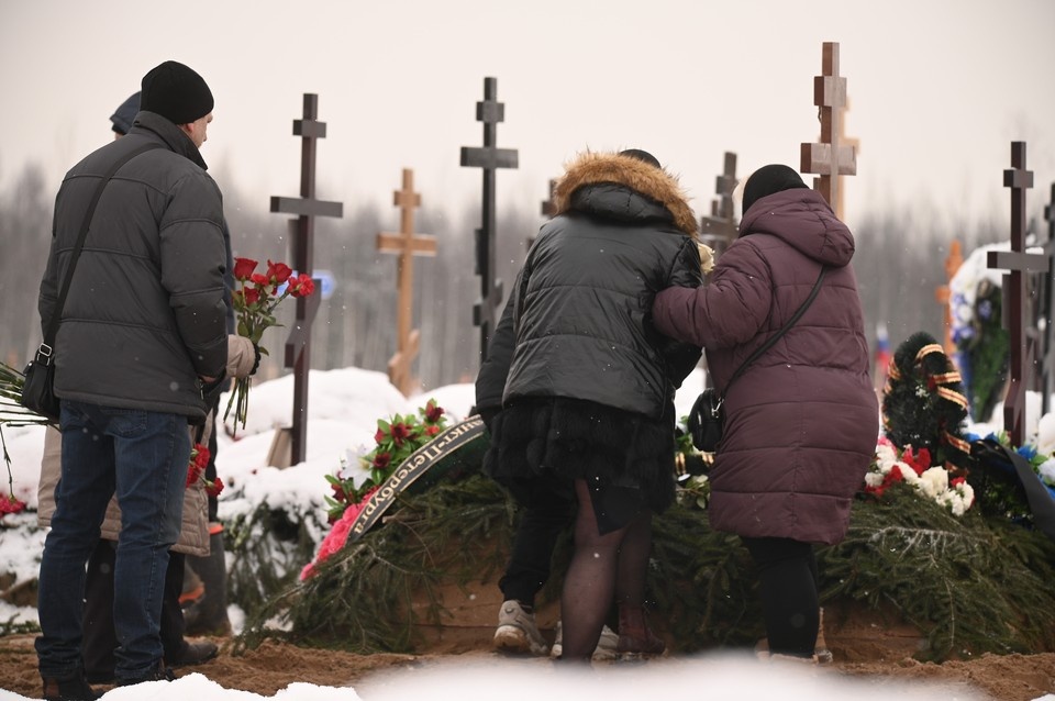   Сначала организаторы разрешили попрощаться с мальчиком всем желающим. Алексей БУЛАТОВ