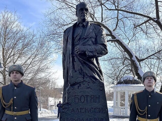 Монумент Герою России Алексею Ботяну появился в Покровском парке