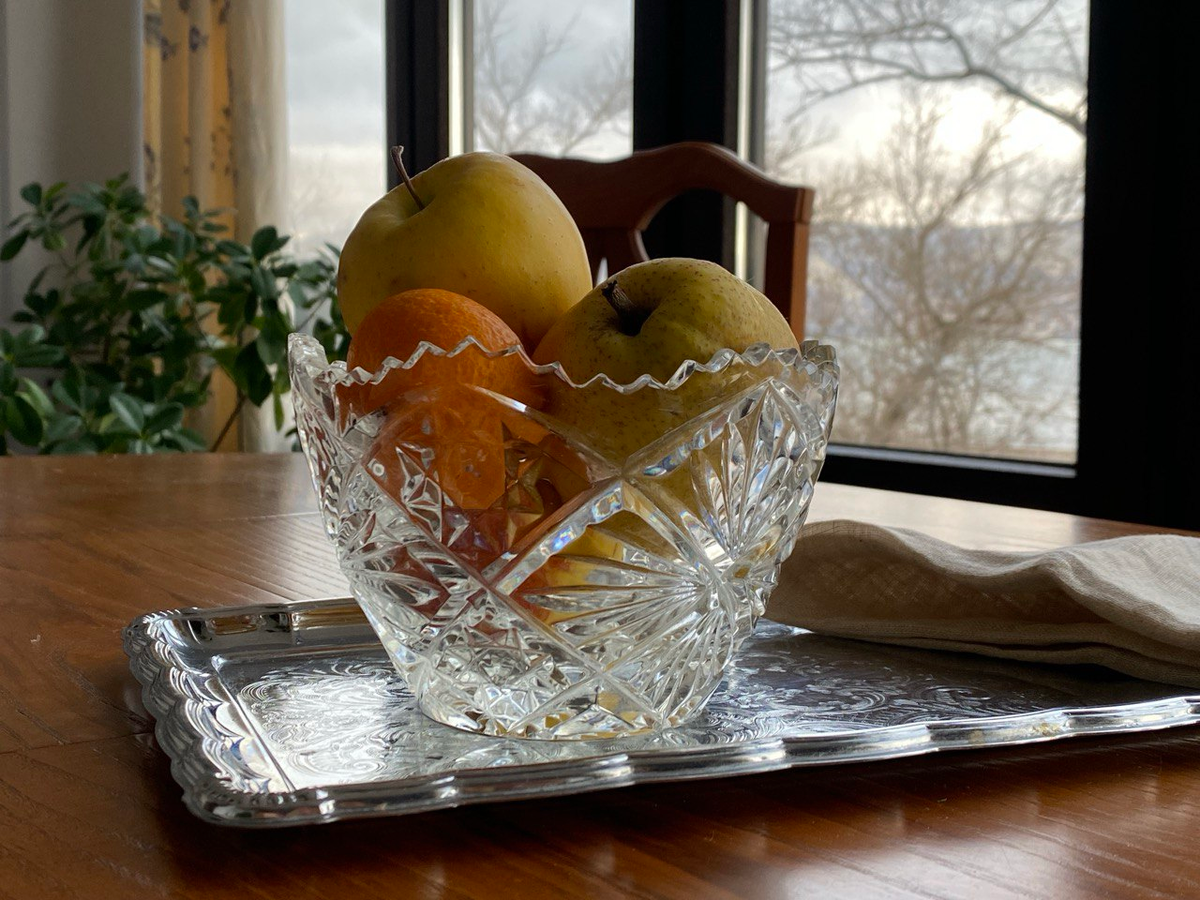 Вот еще одна ваза. Обычно она служила для салатов, но сегодня в ней фрукты.