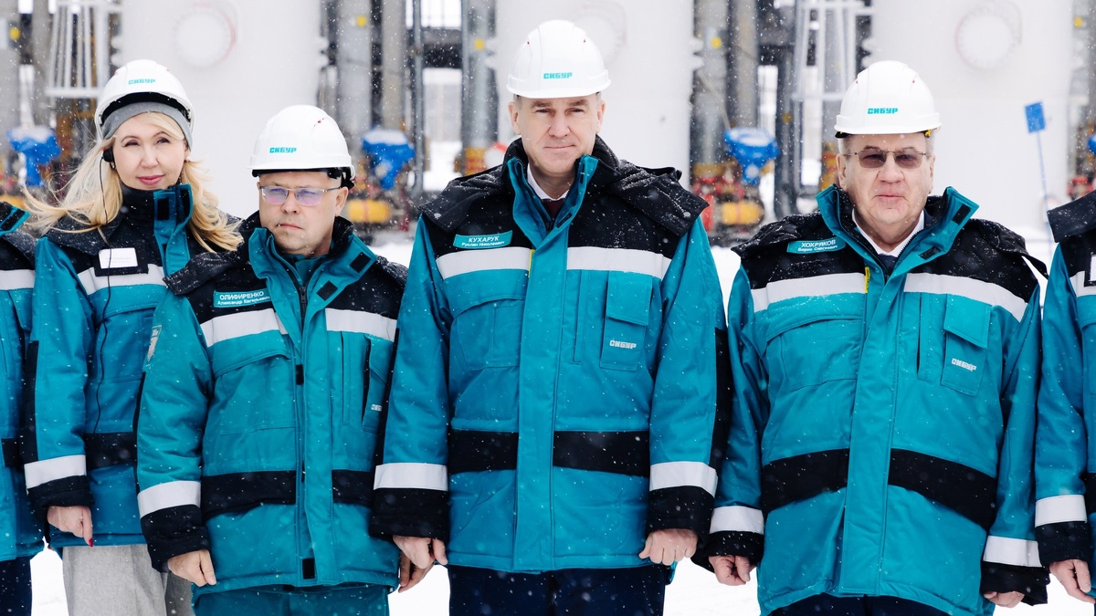    Губернатор Югры Руслан Кухарук поблагодарил нефтехимическую компанию за профориентационную работу с молодежью