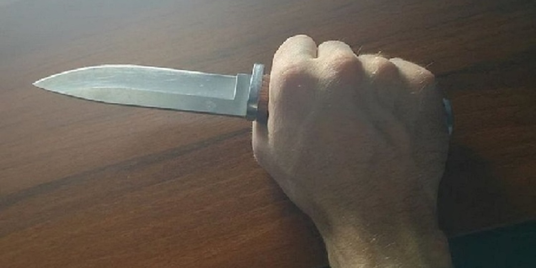 Похороны вместо выпускного: мужчина зарезал юную падчерицу, догнав в огороде