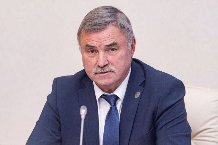    Глава миндортранса РТ Фарит Ханифов: «В одночасье этот тумблер не выключишь! За ними стоят команды, коллективы, закупленные заводы, транспортные средства».   
Фото: «БИЗНЕС Online»