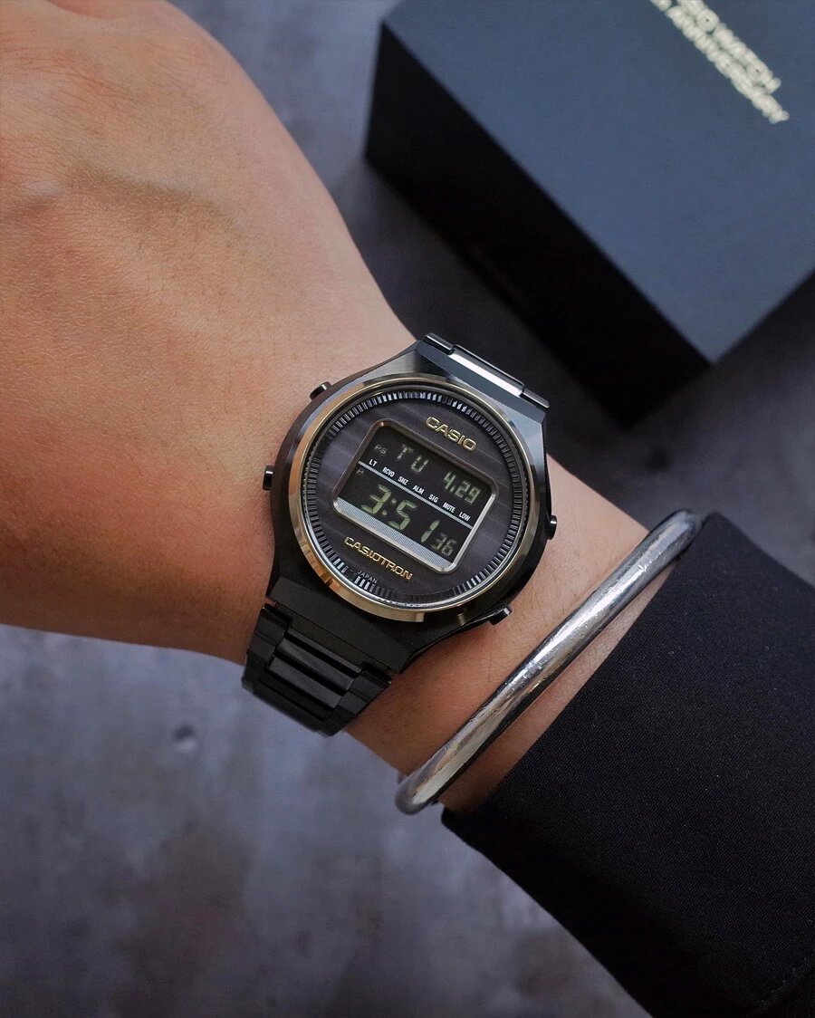 Через полвека Casiotron смотрится все так же интересно. Дизайн сохранен, функции — добавлены