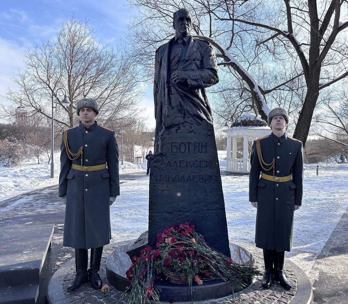    В Покровском парке установили монумент Герою РФ Алексею Ботяну