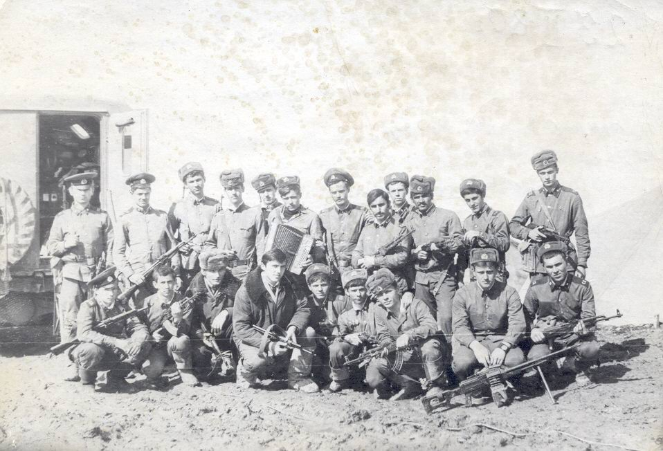 В.Беляков в центре с гармошкой; 4-ый справа в нижнем ряду С.Мурыгин;  А.Сущ в верхнем ряду 4-ый слева; в нижнем ряду 2-ой слева Виктор Карпов; автор в верхнем ряду крайний справа.
Фото от 23 февраля 1980 г.