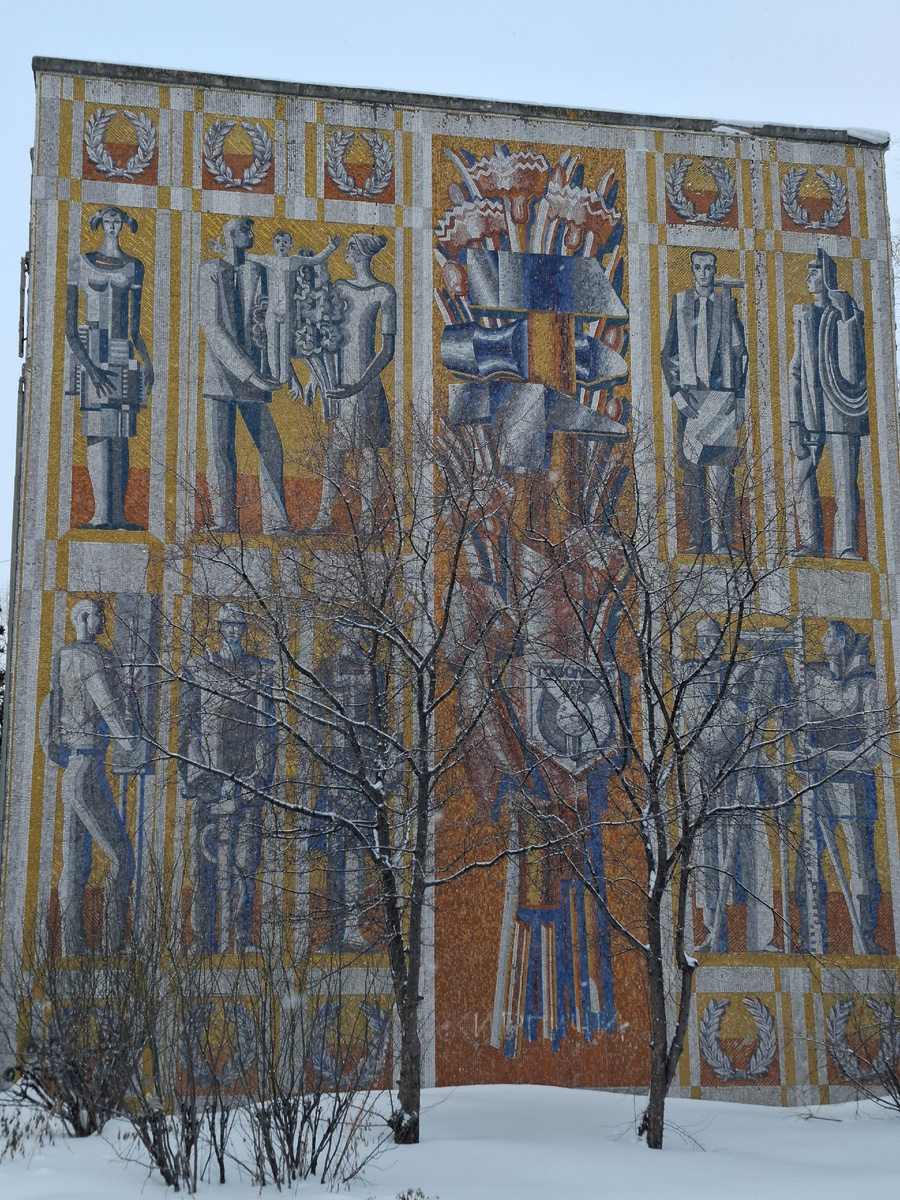 Фасад одного из домов на Комсомольском проспекте