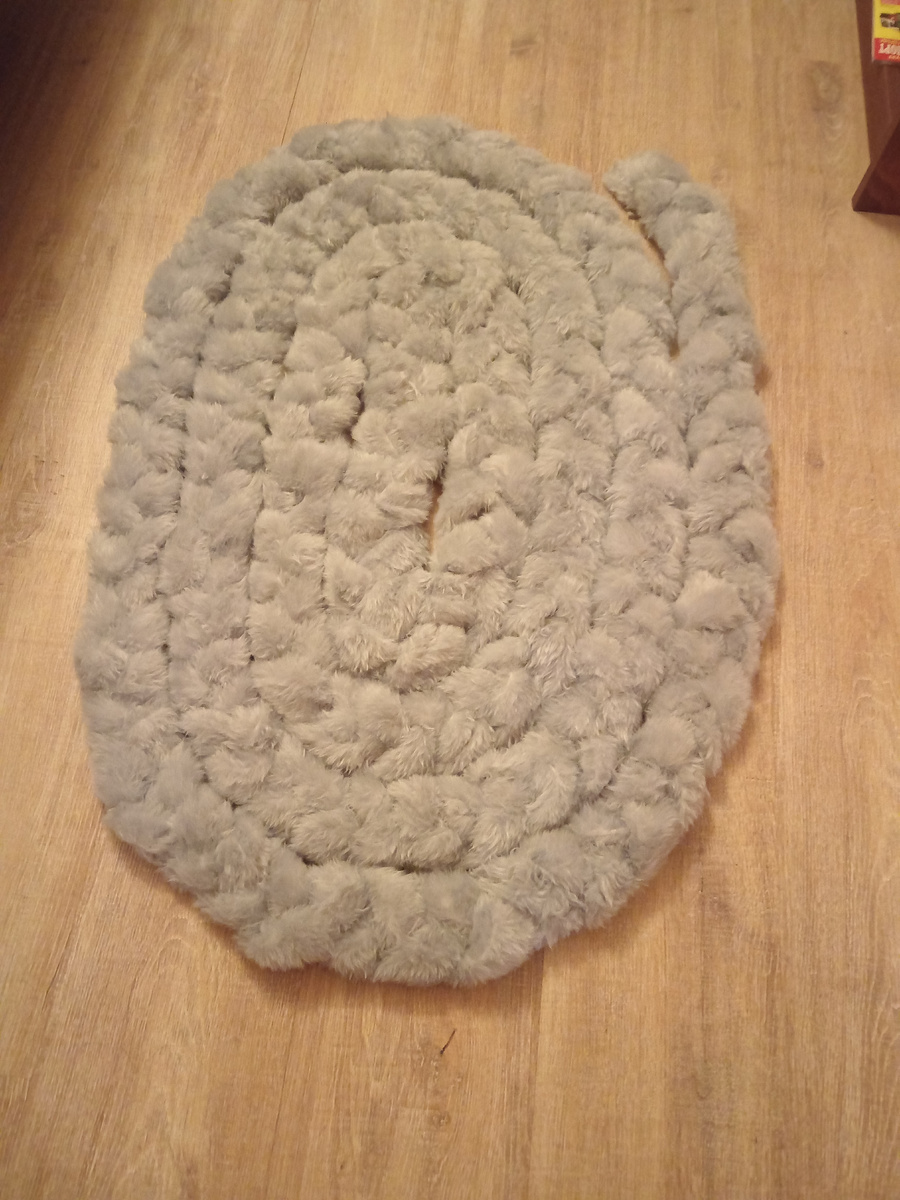 Только сейчас увидела, что коса не ровная... При сшивании поправлю.)